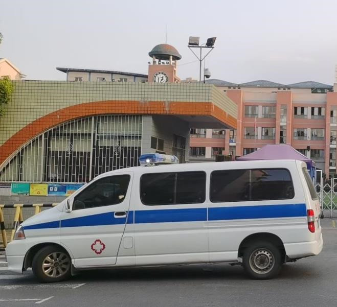 长安救护车出租护送骨折病人一公里多少钱